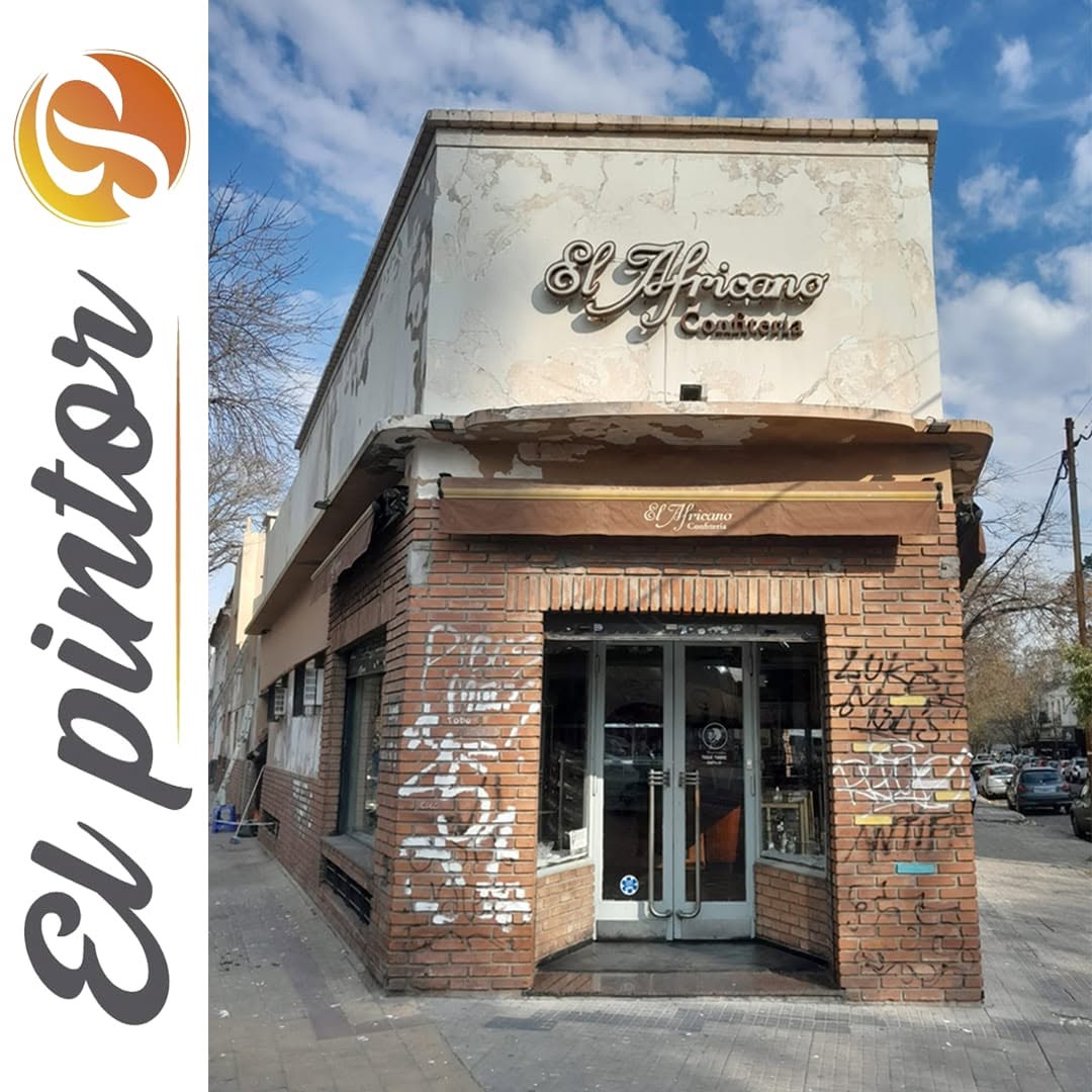 Fachada antes del trabajo de reparación y pintura